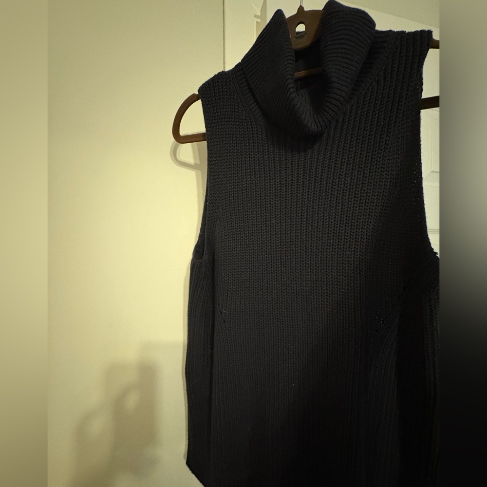 ABERCROMBIE & FITCH - Black Sleeveless Turtleneck Sweater
